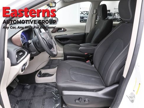 Used 2023 Chrysler Voyager LX image 14