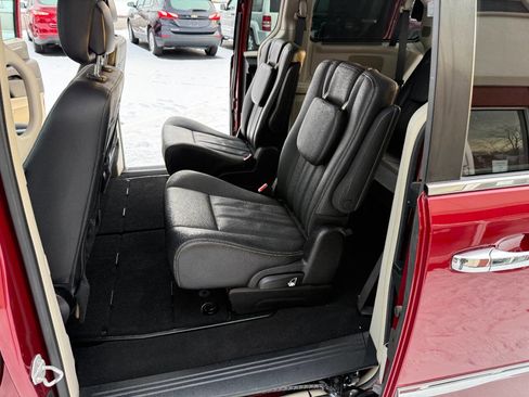 Used 2016 Chrysler Town & Country Touring w/ Driver Convenience Group image 15