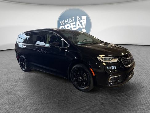 Used 2024 Chrysler Pacifica Touring-L FWD image 1