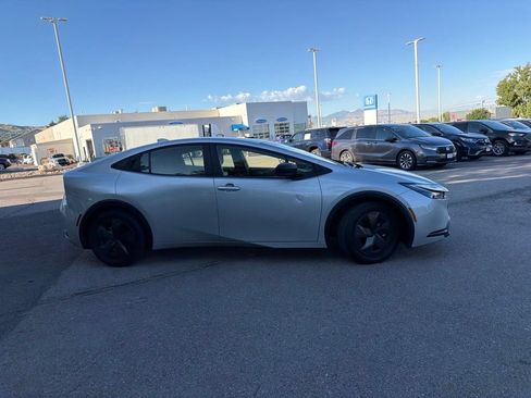 Used 2025 Toyota Prius LE FWD image 4