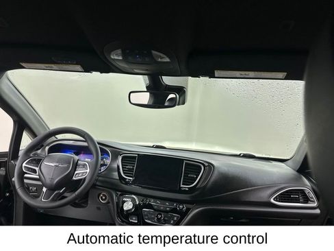 Used 2025 Chrysler Pacifica Select FWD image 22