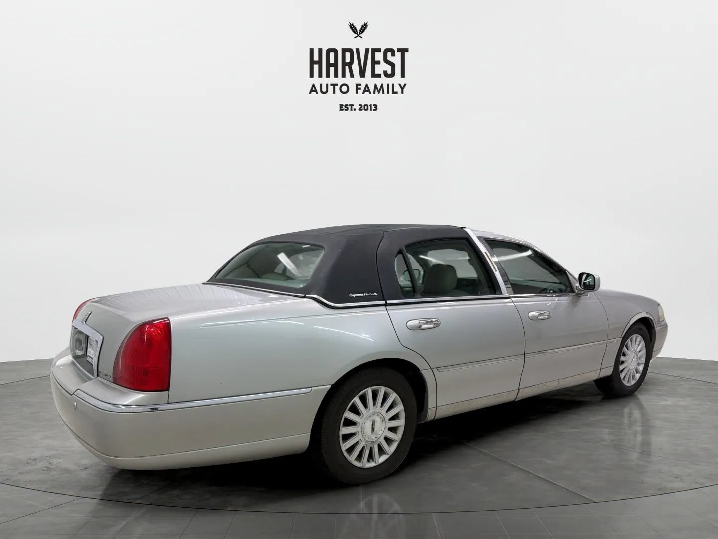 Used 2004 Lincoln Town Car Ultimate RWD image 7