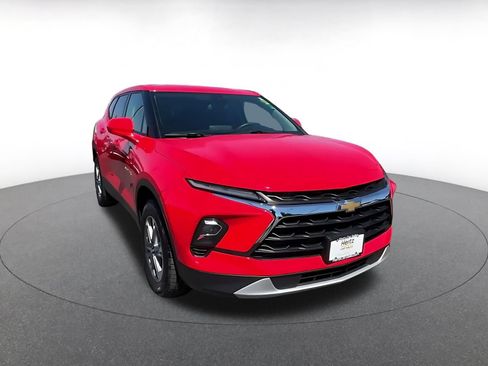 Used 2025 Chevrolet Blazer LT FWD image 3