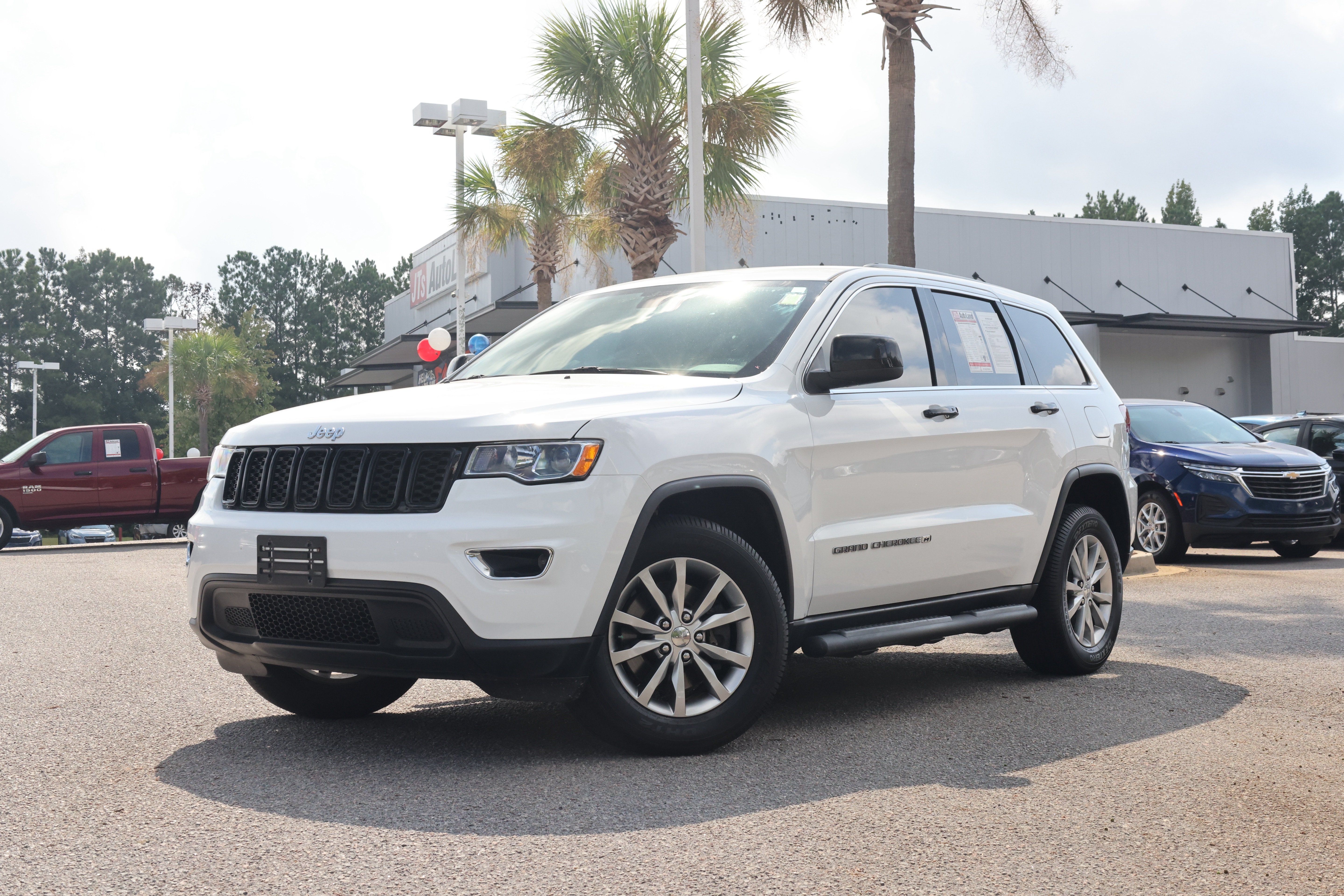Used 2022 Jeep Grand Cherokee Laredo E AWD/4WD image 1