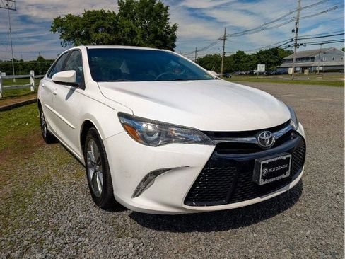 Used 2017 Toyota Camry SE w/ Moonroof Package FWD image 3