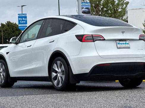 Used 2022 Tesla Model Y Long Range image 3