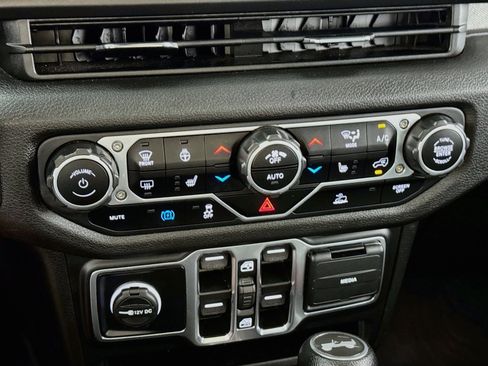Used 2024 Jeep Wrangler Unlimited w/ Convenience Group AWD/4WD image 17