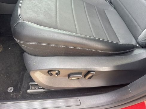 Used 2022 Volkswagen Taos SE image 9