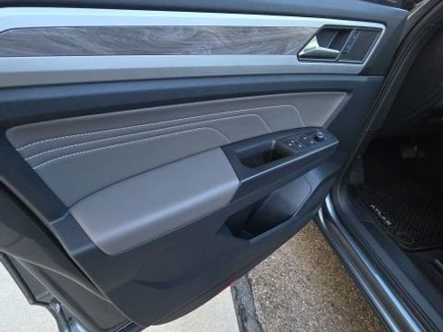Used 2022 Volkswagen Atlas Cross Sport SE image 11