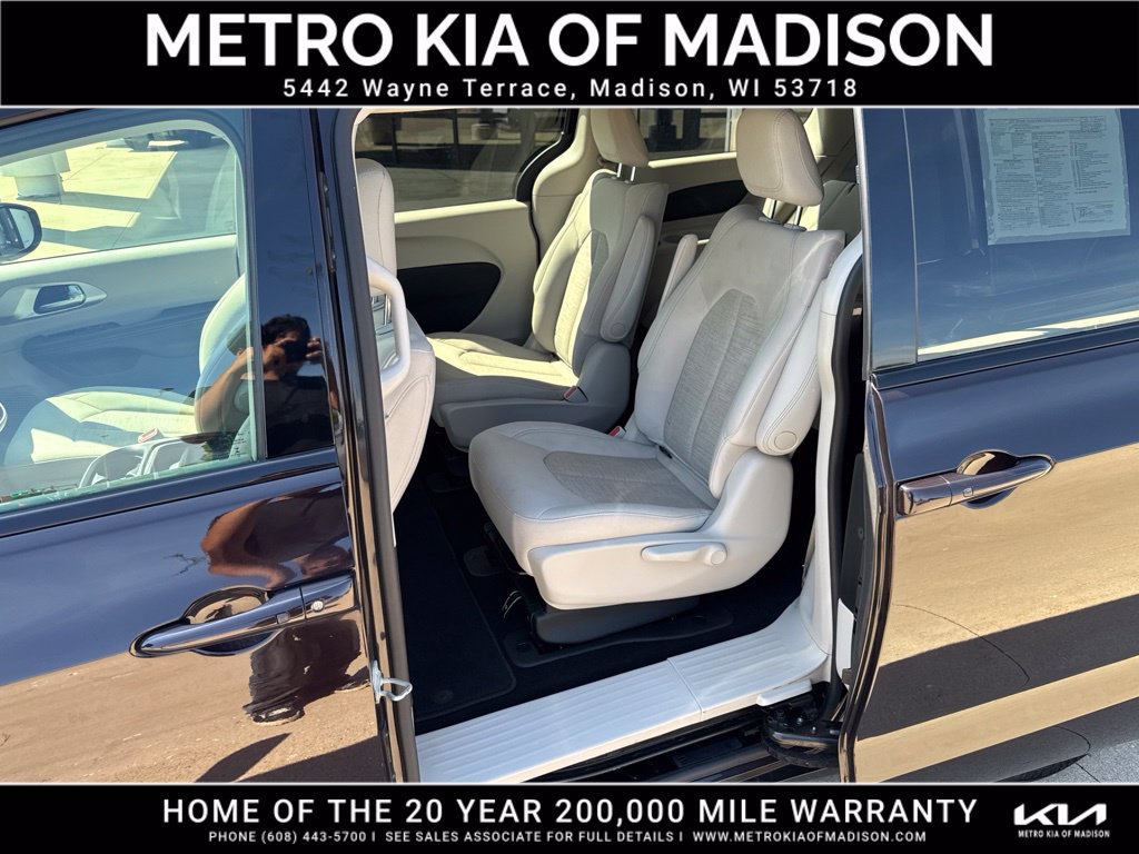 Used 2018 Chrysler Pacifica Touring Plus FWD image 31