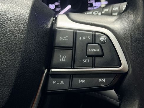 Used 2024 Toyota Highlander LE FWD image 18