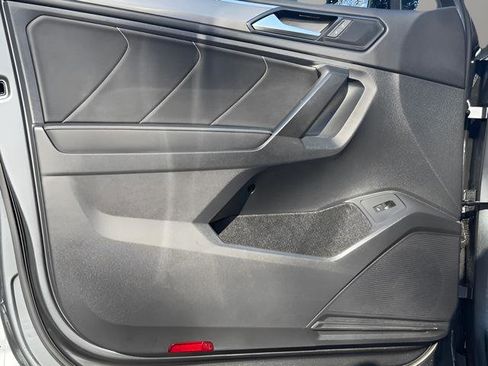 Used 2022 Volkswagen Tiguan SE R-Line image 10