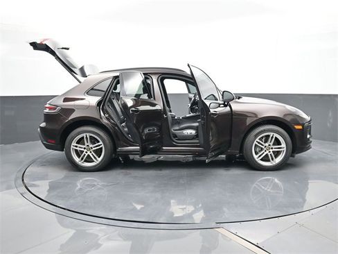 Used 2022 Porsche Macan image 32