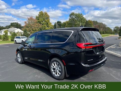 New 2026 Chrysler Pacifica Select image 3