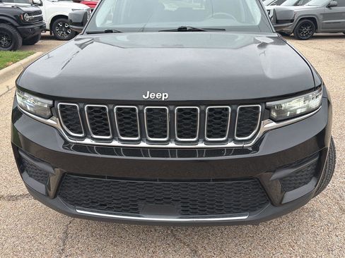 Used 2022 Jeep Grand Cherokee Laredo w/ Luxury Tech Group I AWD/4WD image 8