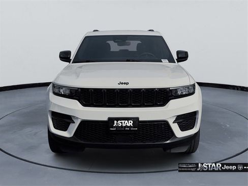 Used 2023 Jeep Grand Cherokee Altitude image 2