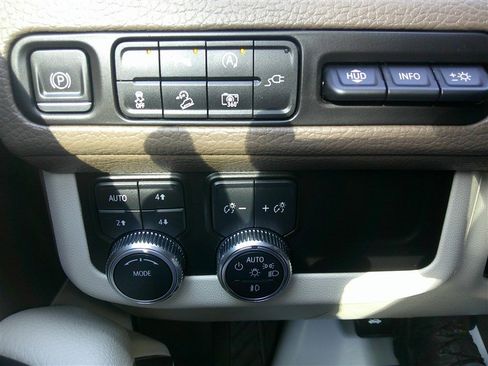 Used 2022 GMC Yukon XL Denali image 11