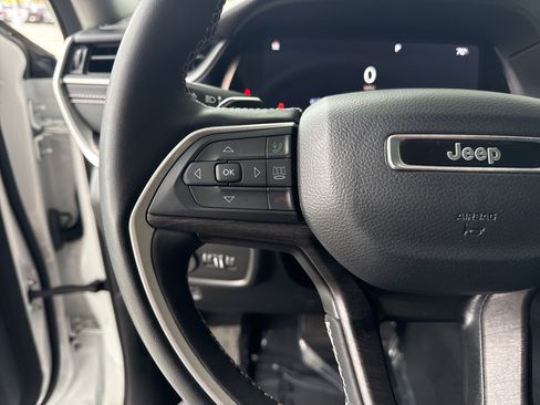 Used 2023 Jeep Grand Cherokee Limited AWD/4WD image 18