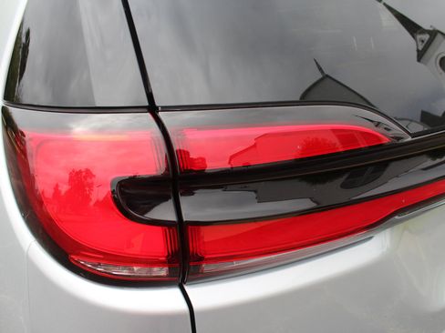 Used 2024 Chrysler Pacifica Select image 17