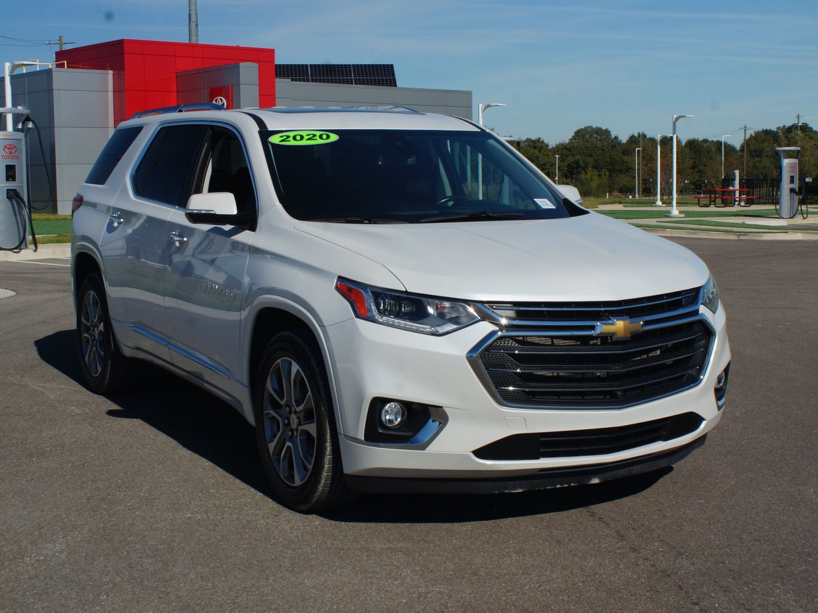 Used 2020 Chevrolet Traverse Premier FWD image 2