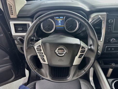 Used 2019 Nissan Titan SV w/ SV Convenience Package image 14