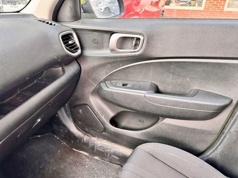 Used 2022 Hyundai Venue SEL image 15