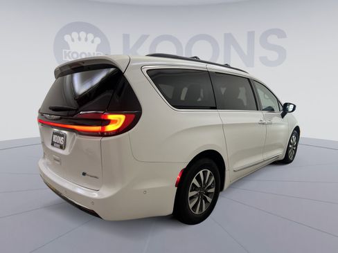 Used 2023 Chrysler Pacifica Limited FWD image 5