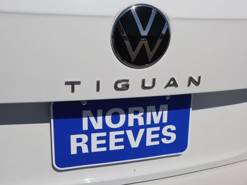 New 2024 Volkswagen Tiguan SE w/ Panoramic Sunroof Package image 8