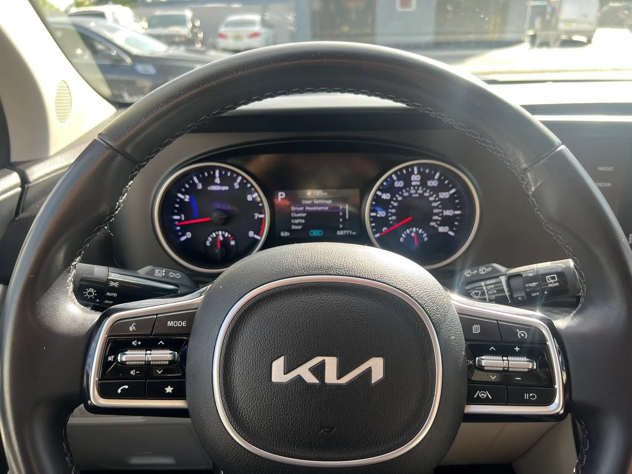 Used 2023 Kia Carnival LX FWD image 19