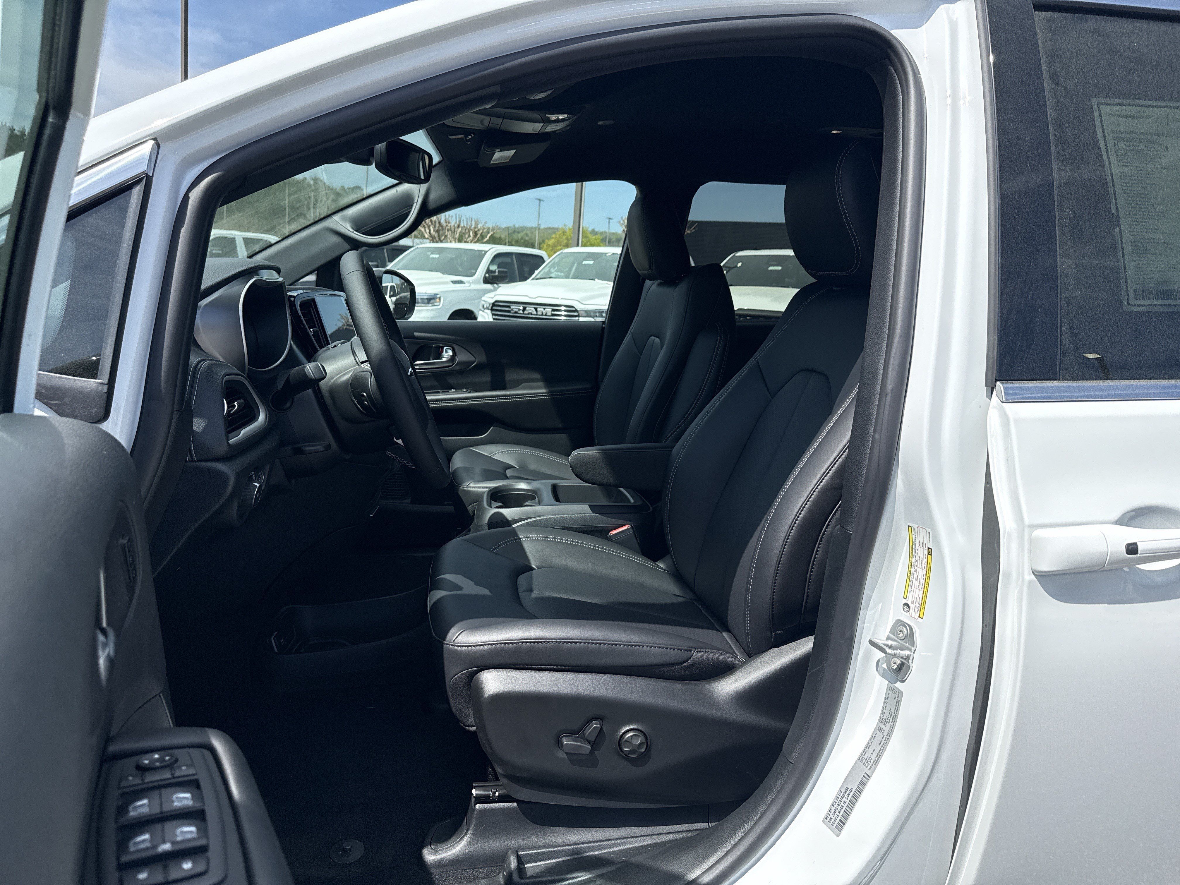 New 2026 Chrysler Pacifica Select FWD image 9