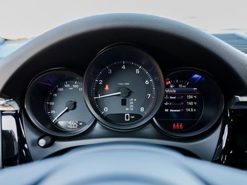 Certified 2025 Porsche Macan image 15