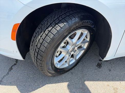 Used 2023 Chrysler Pacifica Touring-L FWD image 17