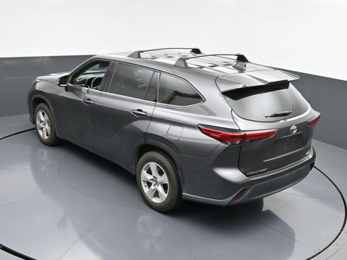 Used 2021 Toyota Highlander L image 32