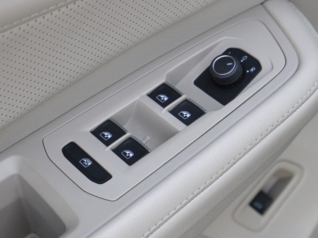Used 2024 Volkswagen Atlas SE w/ Panoramic Sunroof Package FWD image 13