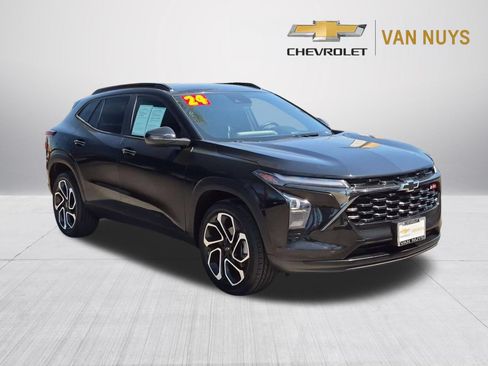 Used 2024 Chevrolet Trax RS w/ Sunroof Package FWD image 3