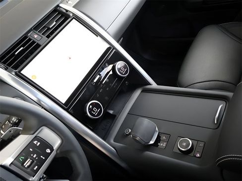 Used 2025 Land Rover Discovery Metropolitan Edition image 43