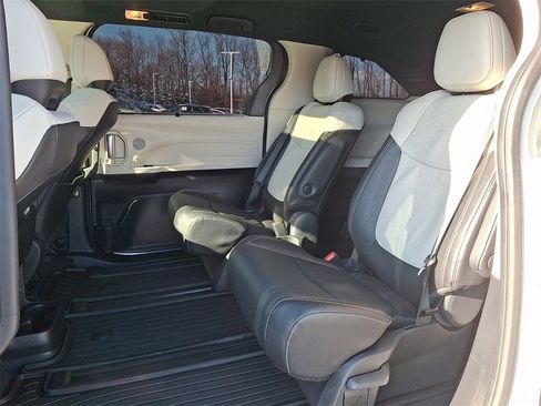 Certified 2025 Toyota Sienna Limited image 9