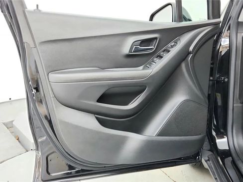 Used 2019 Chevrolet Trax LT w/ LT Convenience Package image 25