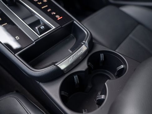 Certified 2025 Porsche Macan image 15