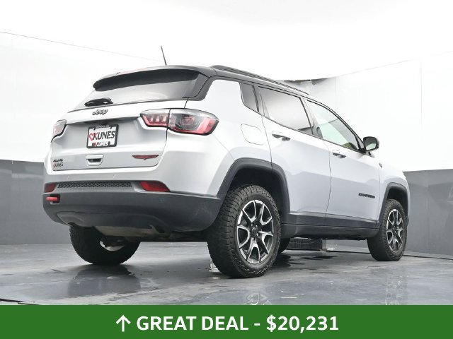 Used 2025 Jeep Compass Trailhawk AWD/4WD image 44