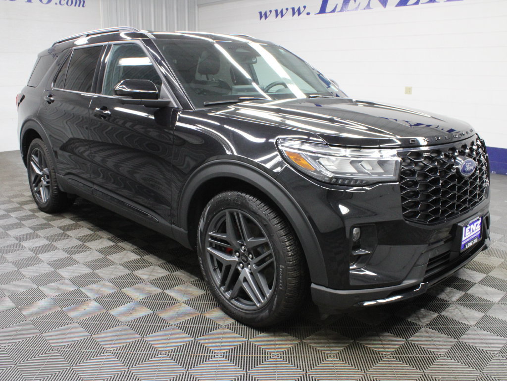 Used 2025 Ford Explorer ST AWD/4WD image 3