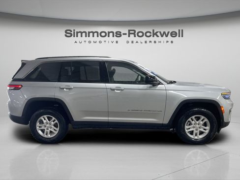 Used 2023 Jeep Grand Cherokee Laredo w/ Luxury Tech Group I AWD/4WD image 6