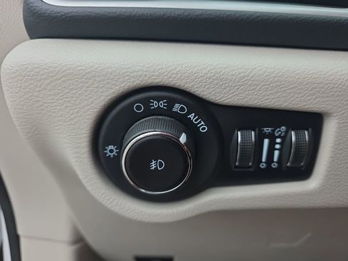 Used 2023 Chrysler Pacifica Touring-L FWD image 16