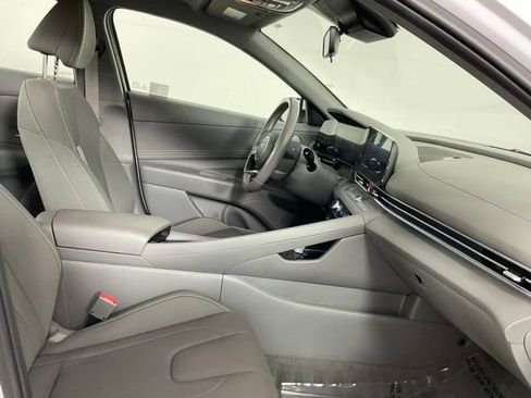 Used 2025 Hyundai Elantra SEL FWD image 17