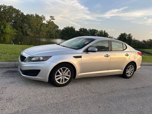 Used 2011 Kia Optima LX w/ Convenience Pkg FWD image 2