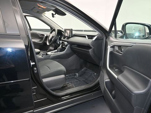 Used 2021 Toyota RAV4 LE image 12