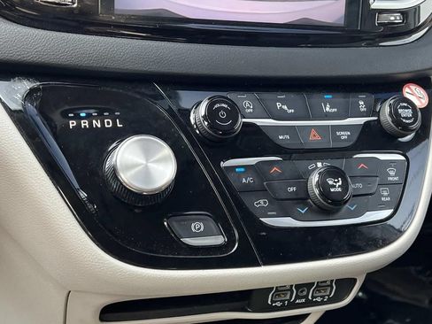 Used 2023 Chrysler Pacifica Touring-L FWD image 20