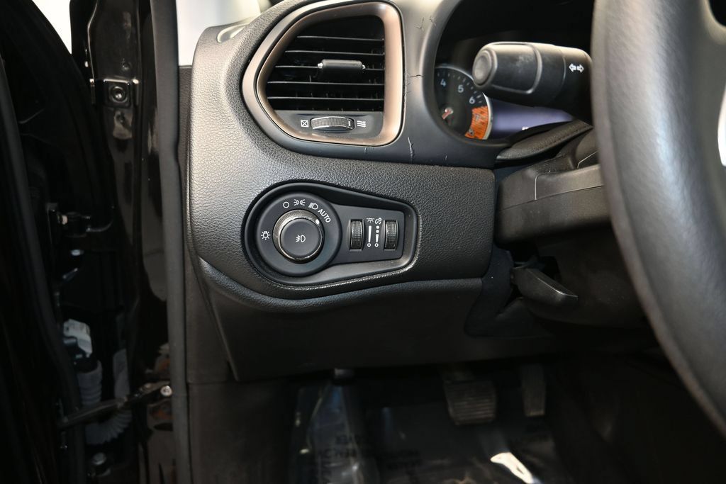 Used 2023 Jeep Renegade Latitude AWD/4WD image 12