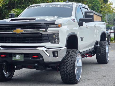 Used 2024 Chevrolet Silverado 2500 LT Z71 AWD/4WD image 3
