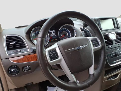 Used 2015 Chrysler Town & Country Touring FWD image 12